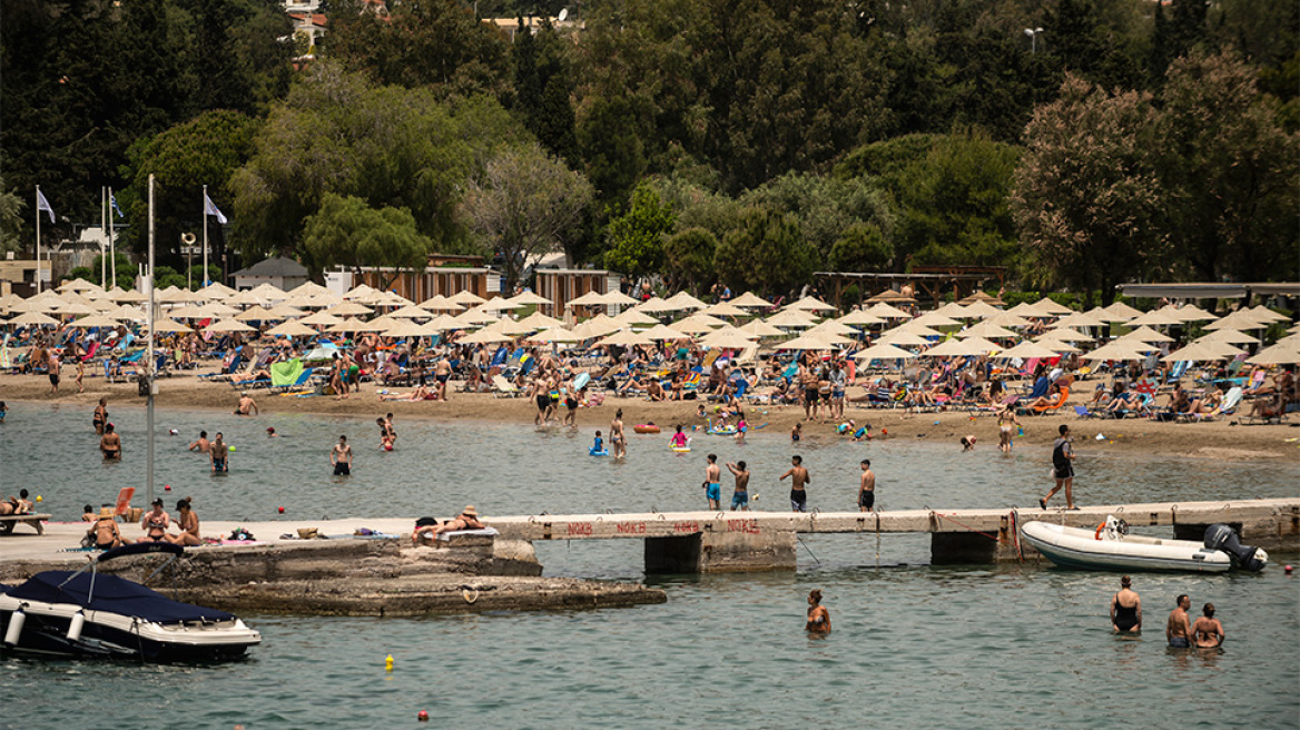 Η Ελλάδα επιστρέφει στις παραλίες κρατώντας τις αποστάσεις ασφαλείας, γράφουν τα διεθνή ΜΜΕ