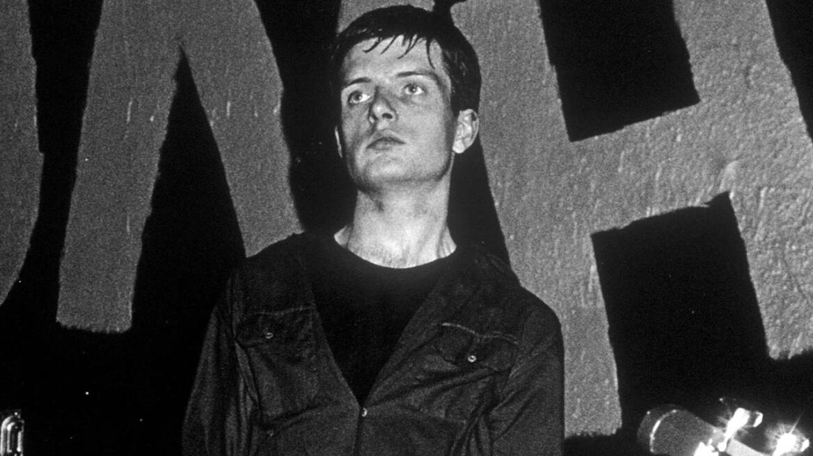 Ian Curtis: Πέρασαν 40 χρόνια από την αυτοκτονία του - Τι λένε σήμερα τα μέλη των Joy Division 