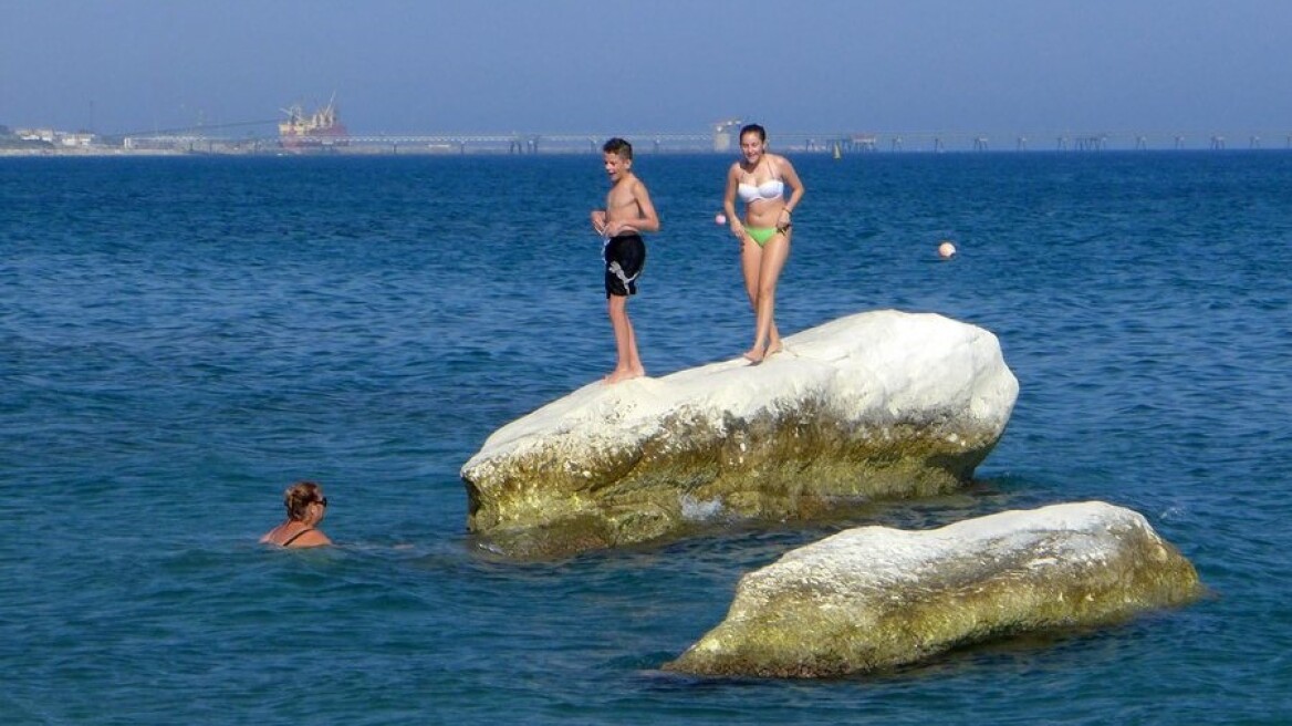 Χαλαρώνουν τα μέτρα και στην Κύπρο: Ανοίγουν σχολεία, εκκλησίες, εστιατόρια και παραλίες