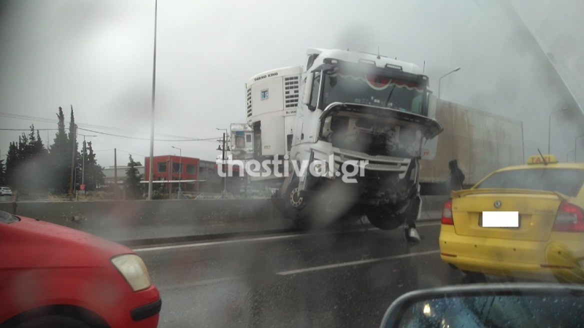 Θεσσαλονίκη: Δίπλωσε νταλίκα στο Δερβένι - Έκλεισε το ρεύμα εξόδου