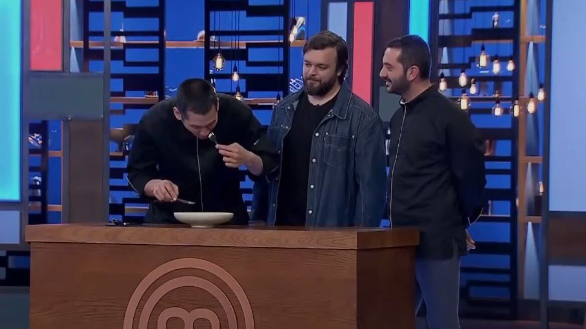 MasterChef: Ο Σωτήρης Κοντιζάς βρήκε κόκκαλο στο πιάτο που μαγείρεψε ο Λεωνίδας Κουτσόπουλος!