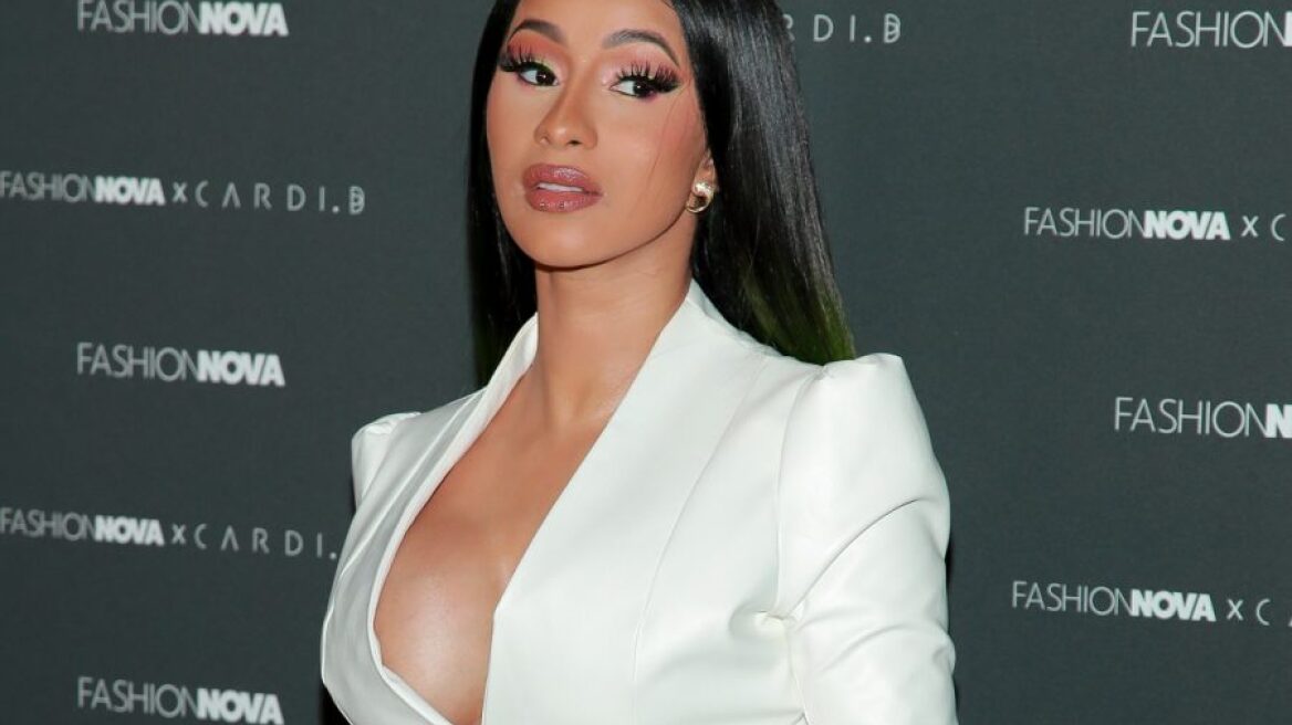 Η Cardi B προκαλεί με το νέο της φλοράλ back tattoo 