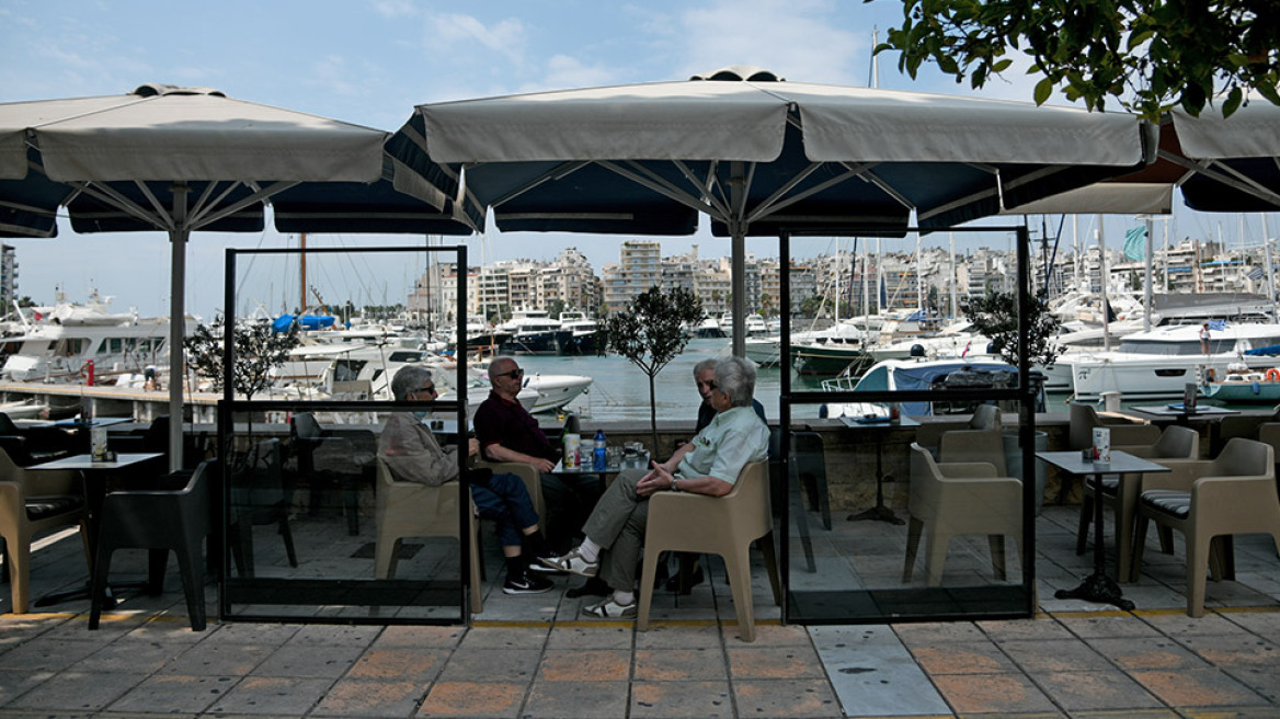 Εστίαση: Με τραπεζάκια έξω η επιστροφή - Κόσμος με... αποστάσεις στα καφέ, υποτονική η κίνηση στα εστιατόρια