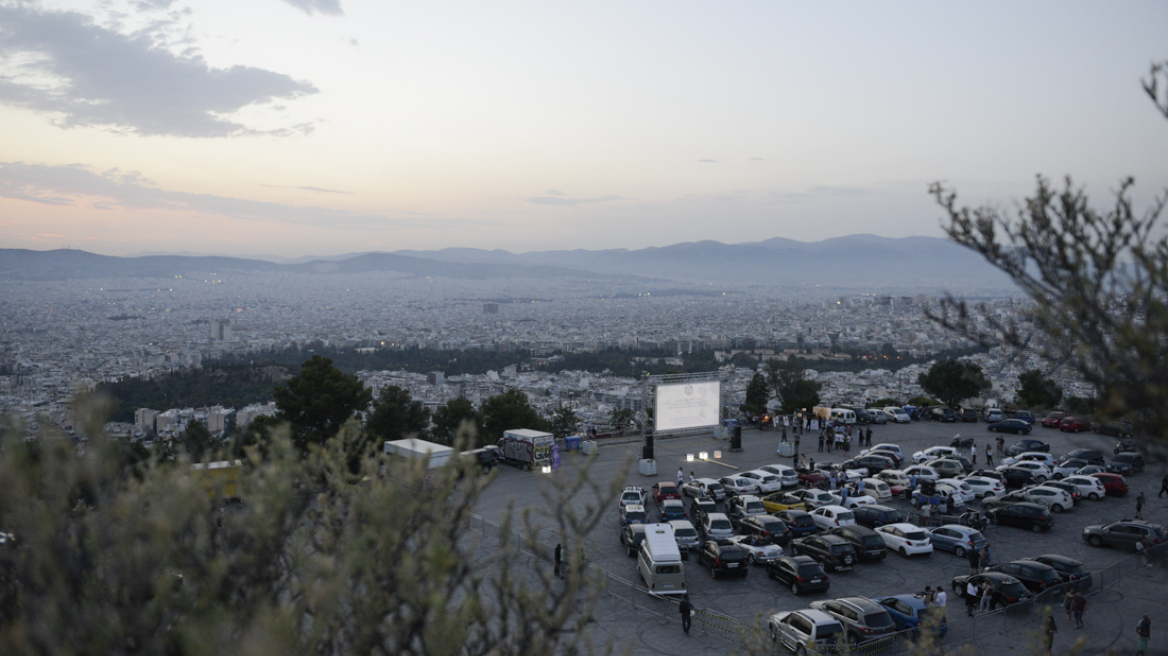 Drive-in σινεμά στο πάρκινγκ του Λυκαβηττού