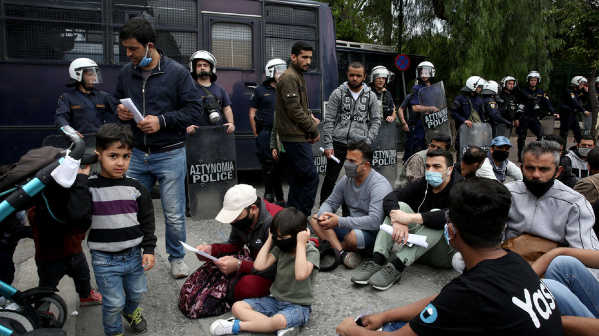 Κορωνοϊός: Έσπασαν την καραντίνα στη δομή του Κρανιδίου - Διαμαρτυρία έξω από το ΑΤ στο Πόρτο Χέλι