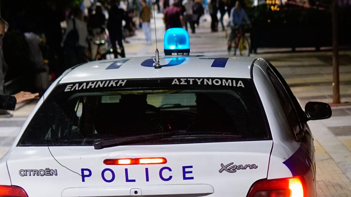 Έκλεψαν όπλο αστυνομικού μέσα από περιπολικό στην Ομόνοια