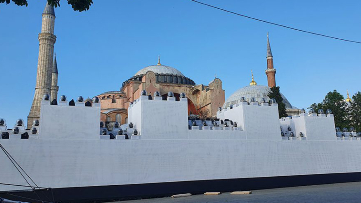 Προκλητικός ξανά ο Ερντογάν: Προσκύνημα και ανάγνωση προσευχής στην Αγία Σοφία