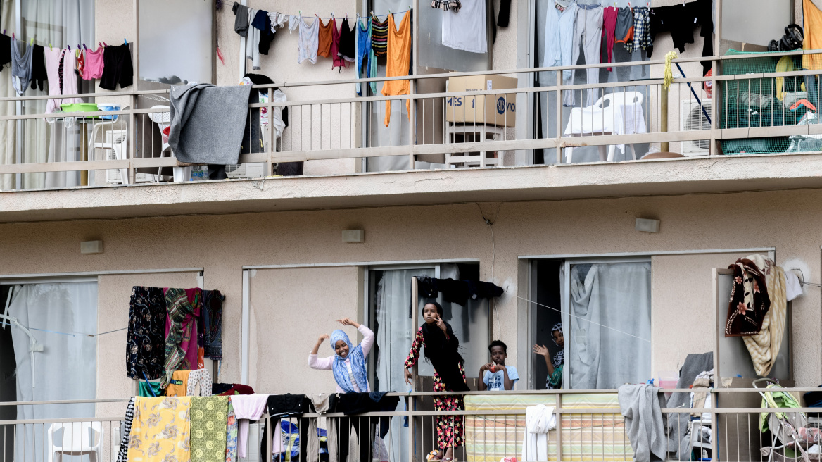 Μεταναστευτικό: Βγάζουν από διαμερίσματα, δομές και ξενοδοχεία 11.237 πρόσφυγες και μετανάστες