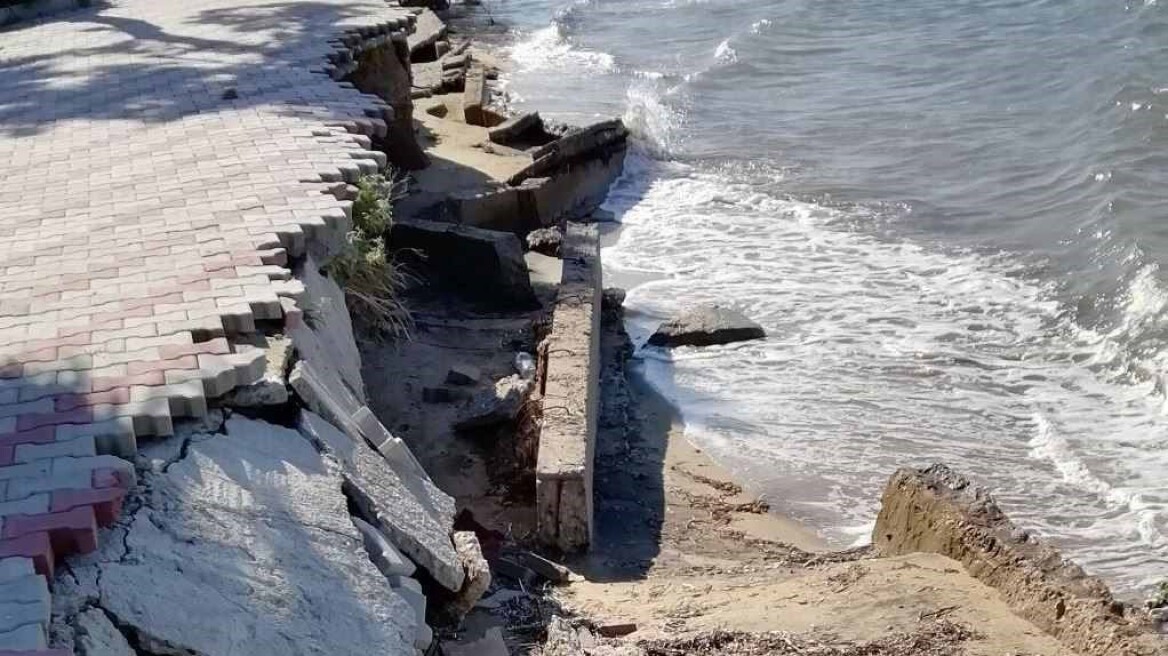 Χαλκιδική: Κατέρρευσε η παραλία της Νέας Ηράκλειας - Βίντεο και φωτογραφίες