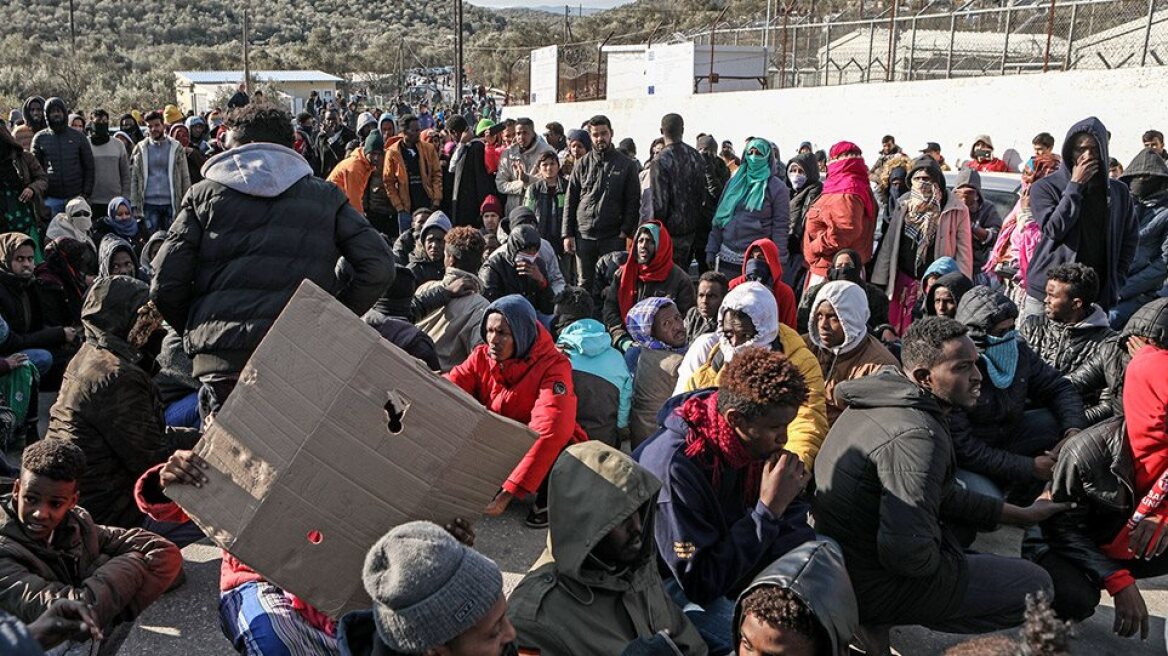 Μεταναστευτικό: Συγκέντρωση έξω από τη δομή του Ελαιώνα