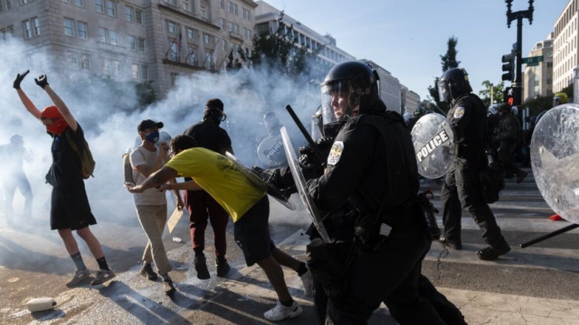 Χάος στις ΗΠΑ: Τραυματισμοί αστυνομικών από σφαίρες και λεηλασίες καταστημάτων 