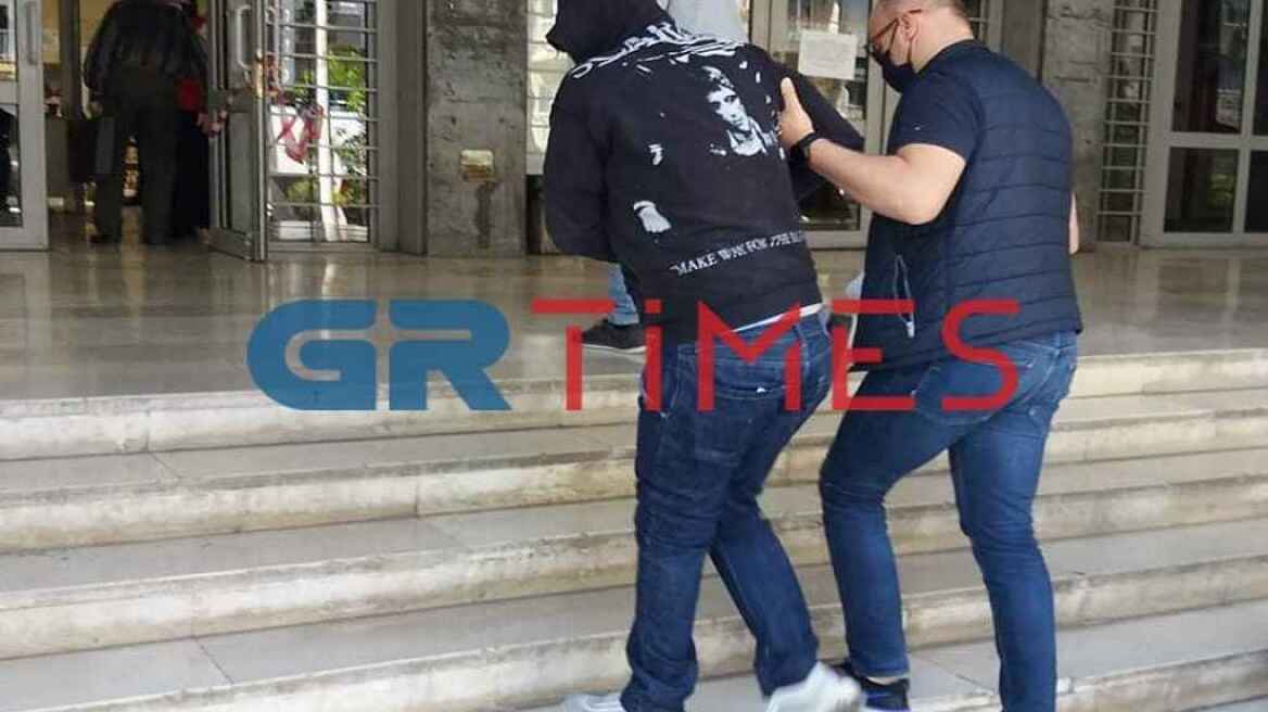 Θεσσαλονίκη: Τεμάχισε και έκαψε τη φίλη του επειδή «ήθελε να αποτεφρωθεί»