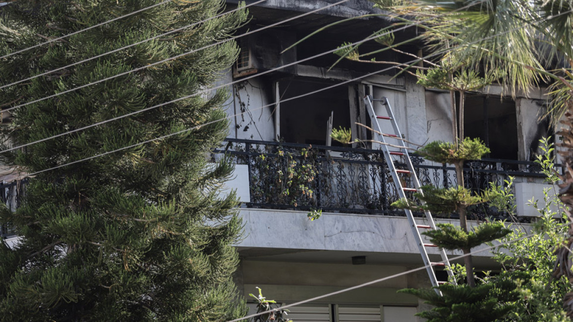 Γυναίκα νεκρή από πυρκαγιά σε διαμέρισμα στη Βούλα - Η πυροσβεστική απεγκλώβισε τέσσερα άτομα 