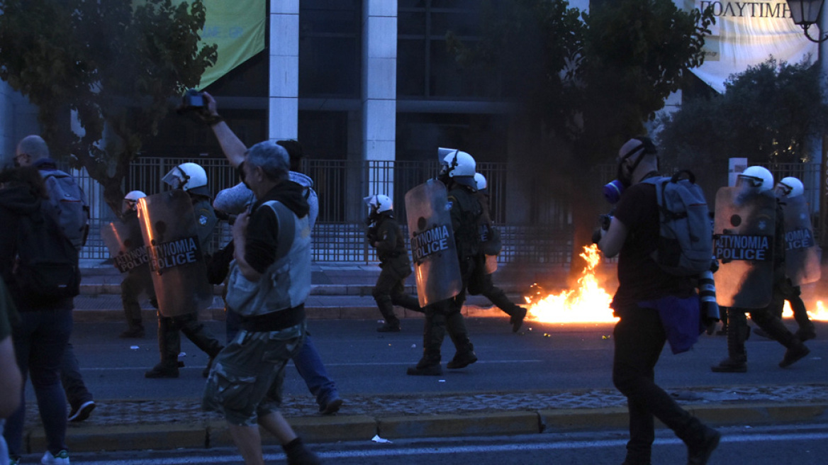 Επεισόδια και μολότοφ έξω από την αμερικανική πρεσβεία - Έσπασαν βιτρίνες στο Κολωνάκι