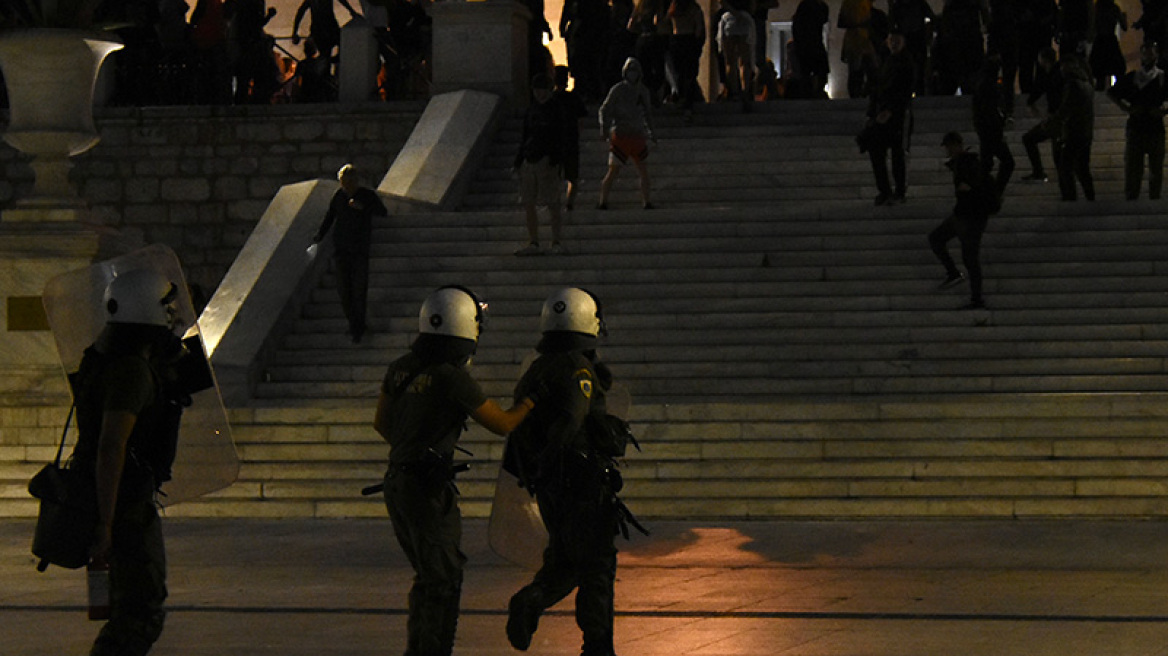 Επεισόδια στην πορεία για τον Τζορτζ Φλόιντ στο κέντρο της Αθήνας - Βίντεο και φωτογραφίες