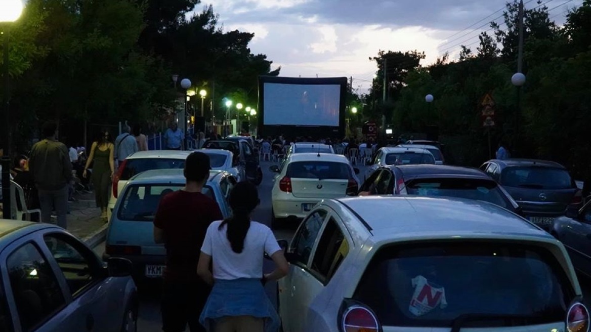 Χαϊδάρι: Πλήθος κόσμου στο open air-drive in σινεμά του δήμου