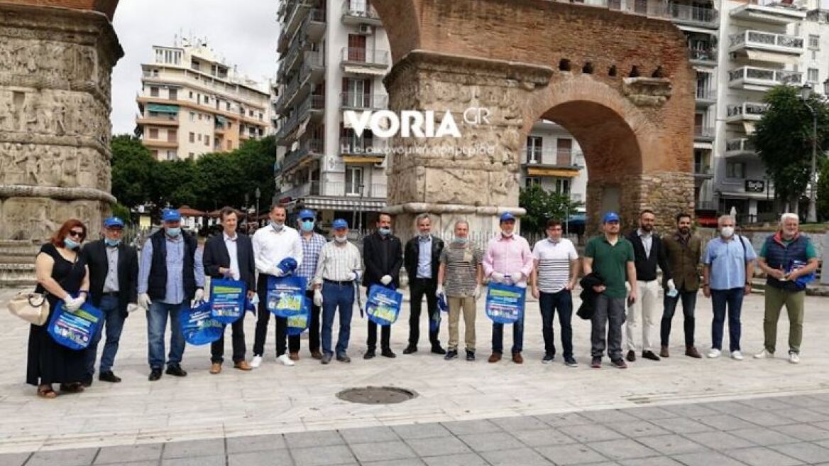 Θεσσαλονίκη: Παλαίμαχοι ποδοσφαιριστές καθάρισαν την πλατεία Ναυαρίνου