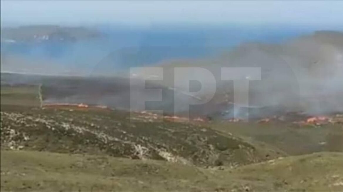 Ψαρά: Υπό έλεγχο η μεγάλη πυρκαγιά στο νησί