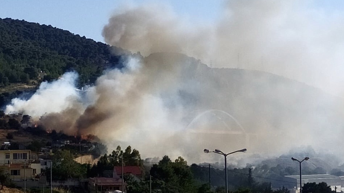 Υπό έλεγχο η φωτιά στον Ασπρόπυργο κοντά στα ΕΛΠΕ