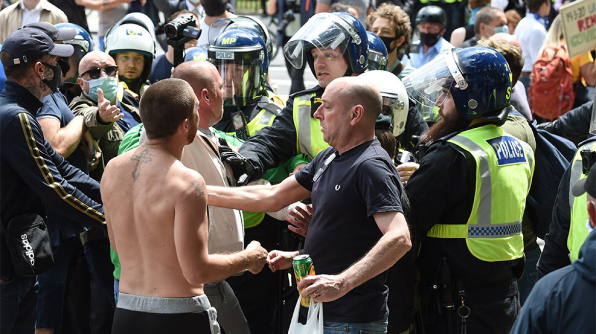 Φωτογραφίες: Ακροδεξιοί στη Βρετανία συγκρούστηκαν με διαδηλωτές κατά του ρατσισμού