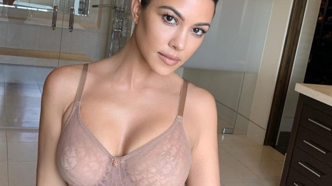 Η Kourtney Kardashian ποζάρει με μαύρο μπικίνι και ρίχνει το Instagram