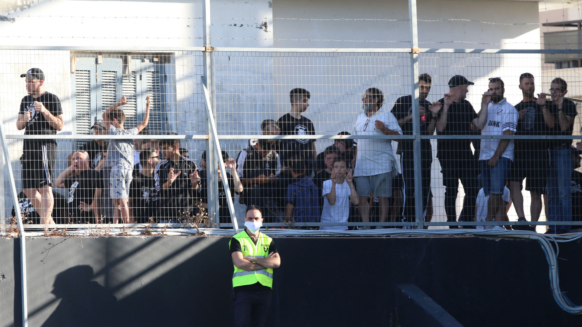 ΟΦΗ - ΑΕΚ: Οι οπαδοί των Κρητικών βλέπουν το ματς από τις ταράτσες