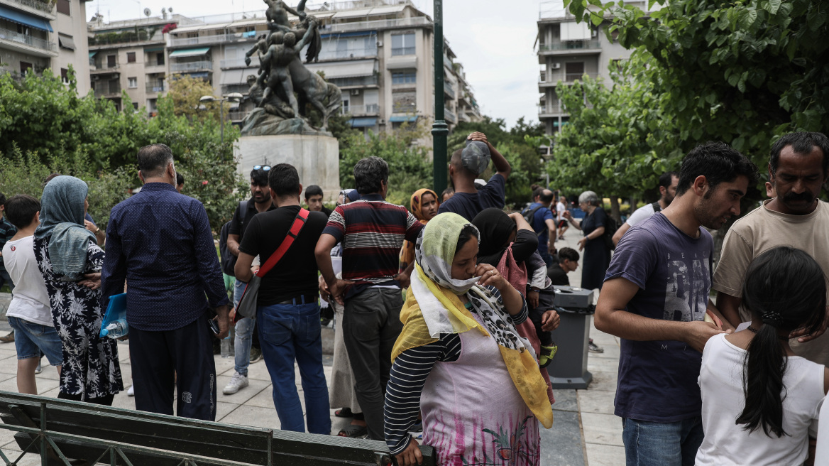 Γέμισε πρόσφυγες ξανά η πλατεία Βικτωρίας - Ανάμεσά τους και οικογένειες 