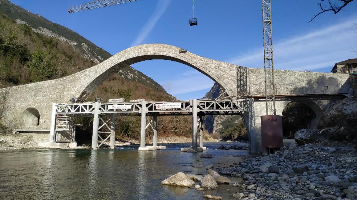 Αποκαταστάθηκε το Γεφύρι της Πλάκας - Δείτε τις εικόνες