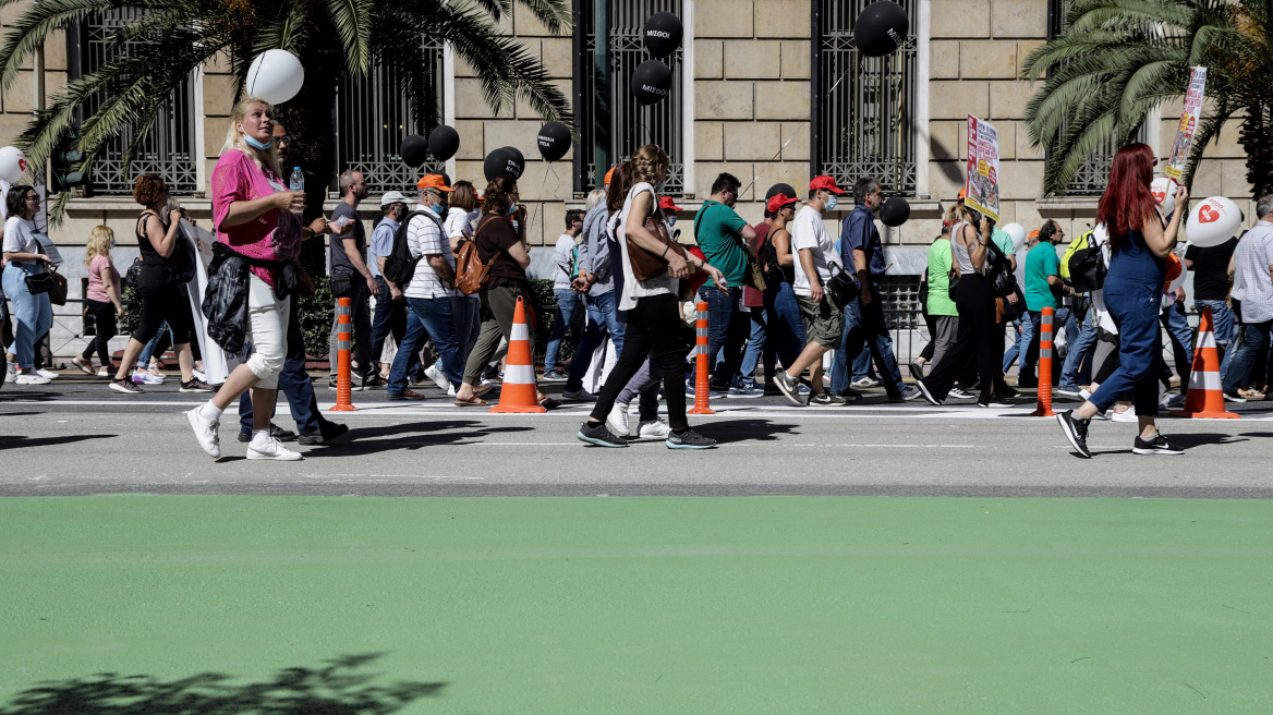 «Παρέλυσε» το κέντρο της Αθήνας από την πορεία - Οι διαδηλωτές άφησαν τον πεζόδρομο και κινήθηκαν στο οδόστρωμα