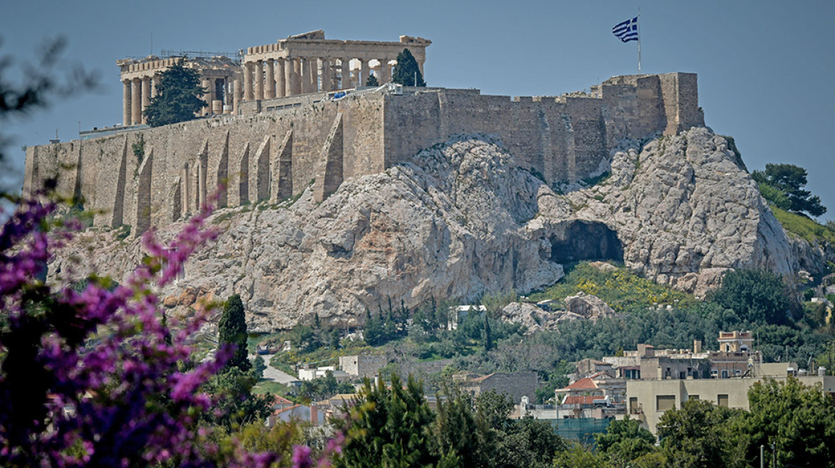 Bloomberg: Πώς ένα lockdown μετέτρεψε την Ελλάδα από «μαύρο πρόβατο» στον «παράδεισο» των Ευρωπαίων