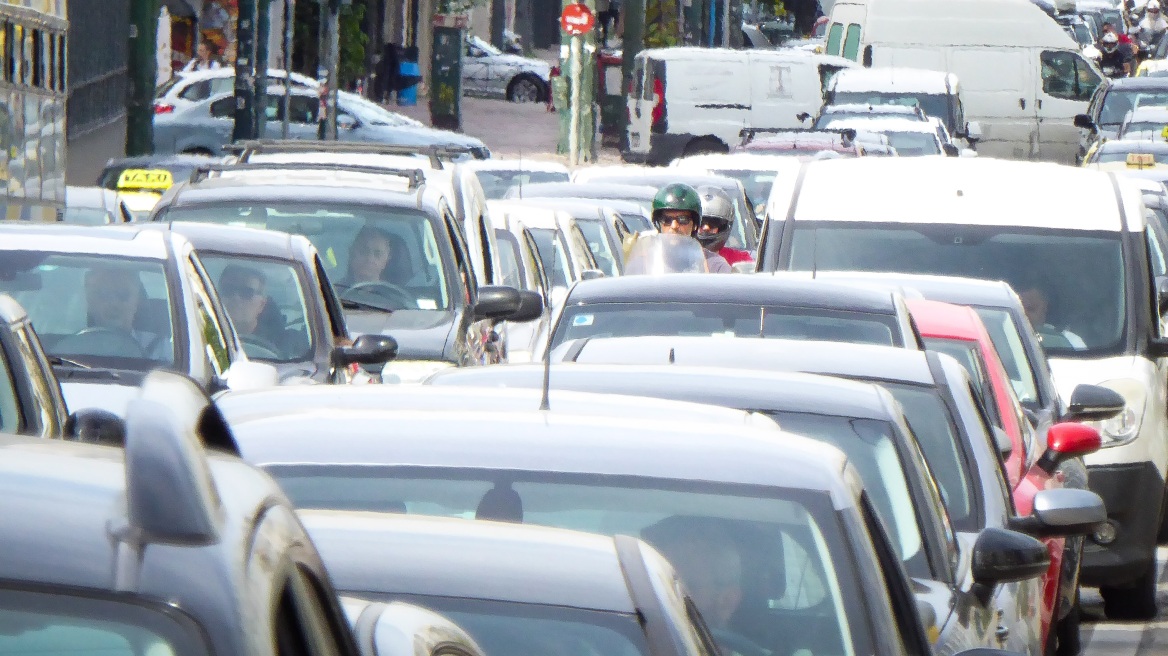 Κίνηση: Μποτιλιάρισμα χιλιομέτρων στην Κατεχάκη μετά από τροχαίο στον Καρέα