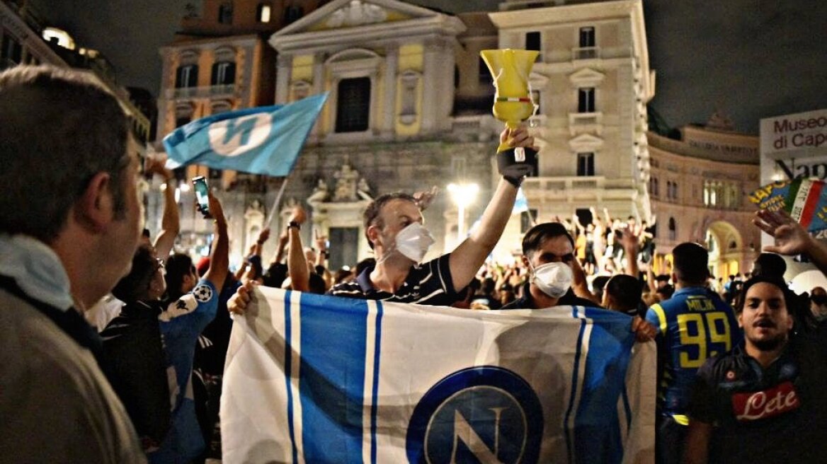 Forza Napoli: Χιλιάδες οπαδοί αψήφησαν την πανδημία και έστησαν πάρτι στους δρόμους (βίντεο)