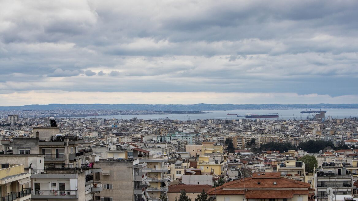 Καιρός: Ανεβαίνει η θερμοκρασία με σποραδικές μπόρες και σκόνη