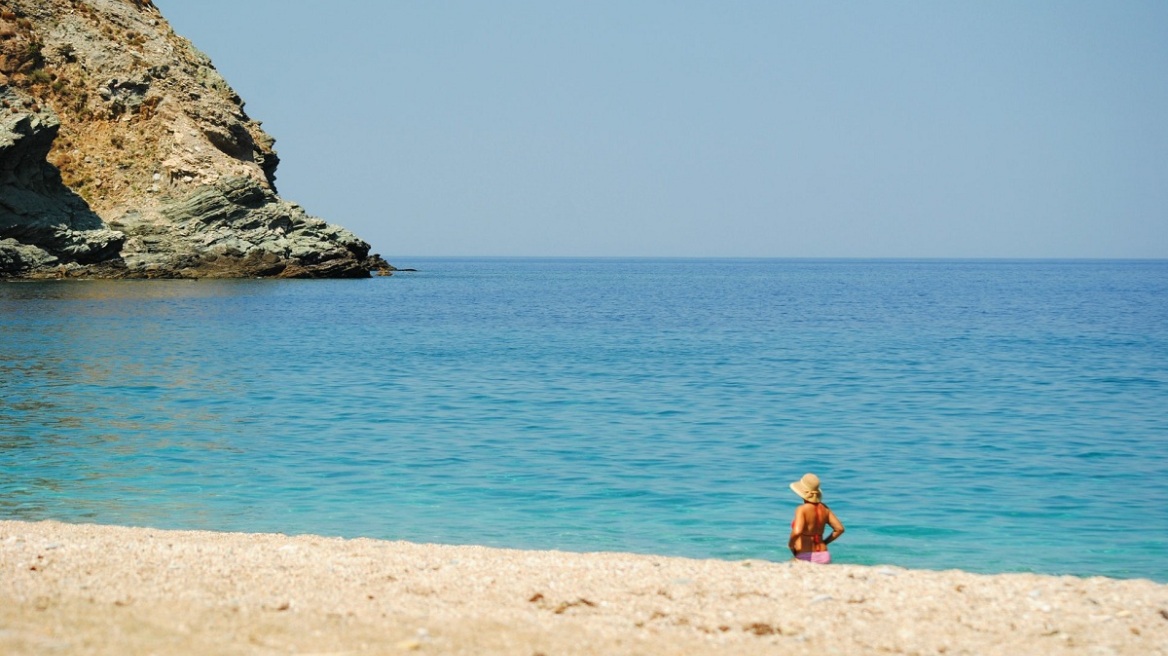 Αναστάτωση με άνδρα που φωτογράφιζε λουόμενους στον Βόλο