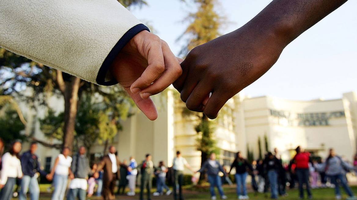 Πώς μιλάς στο παιδί σου για τον ρατσισμό;