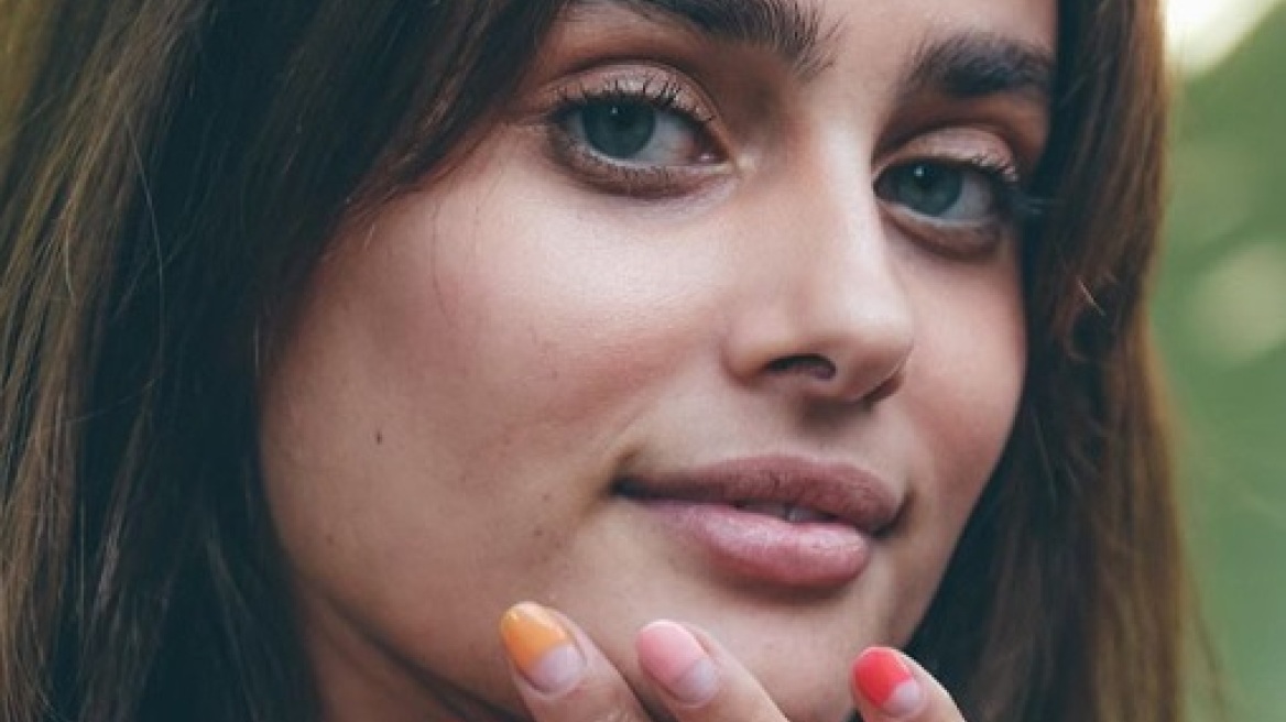 Η Taylor Hill δημιούργησε μόνη της το rainbow nail art και το αποτέλεσμα είναι εντυπωσιακό