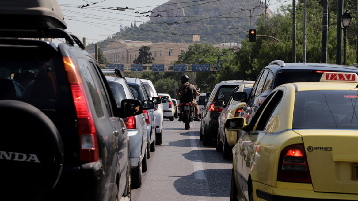 Μειώσεις στα τέλη ταξινόμησης ΙΧ φέρνει το νέο φορολογικό νομοσχέδιο - Τι προβλέπει