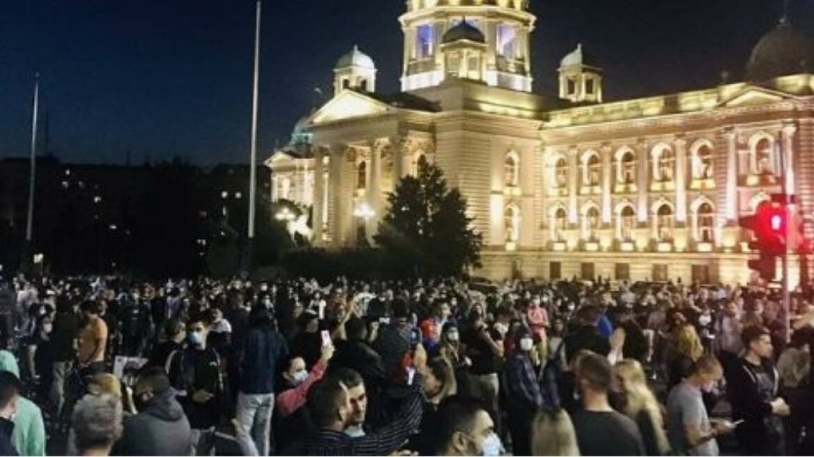 Χαμός στη Σερβία λόγω έξαρσης κορωνοϊού: Οργισμένοι διαδηλωτές έξω από τη Βουλή - «Πόλεμος» με τους αστυνομικούς