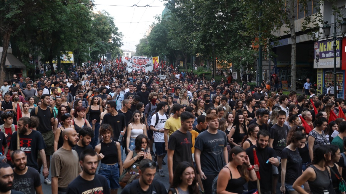 Ξανά στο… πεζοδρόμιο ο ΣΥΡΙΖΑ: Καλεί σε συγκέντρωση για τις «συναθροίσεις»