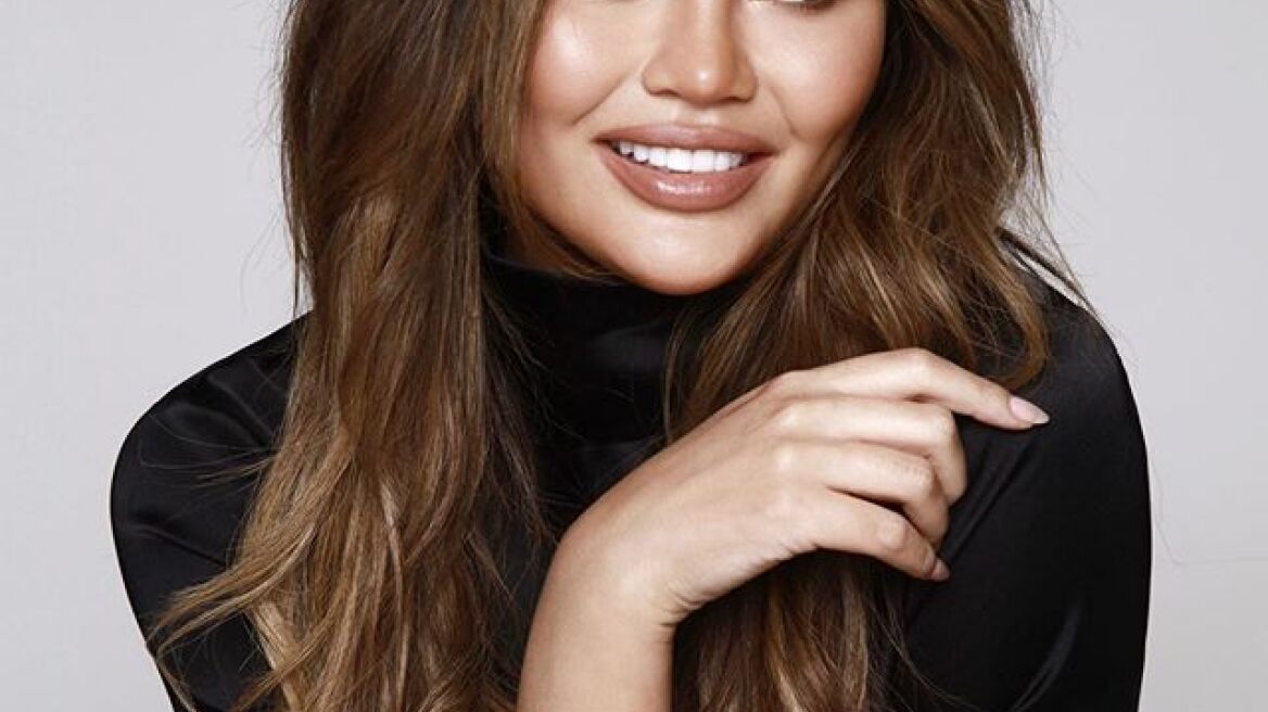 Η πρώτη φωτογραφία της Chrissy Teigen με μαγιό μετά την αφαίρεση των εμφυτευμάτων από το στήθος της