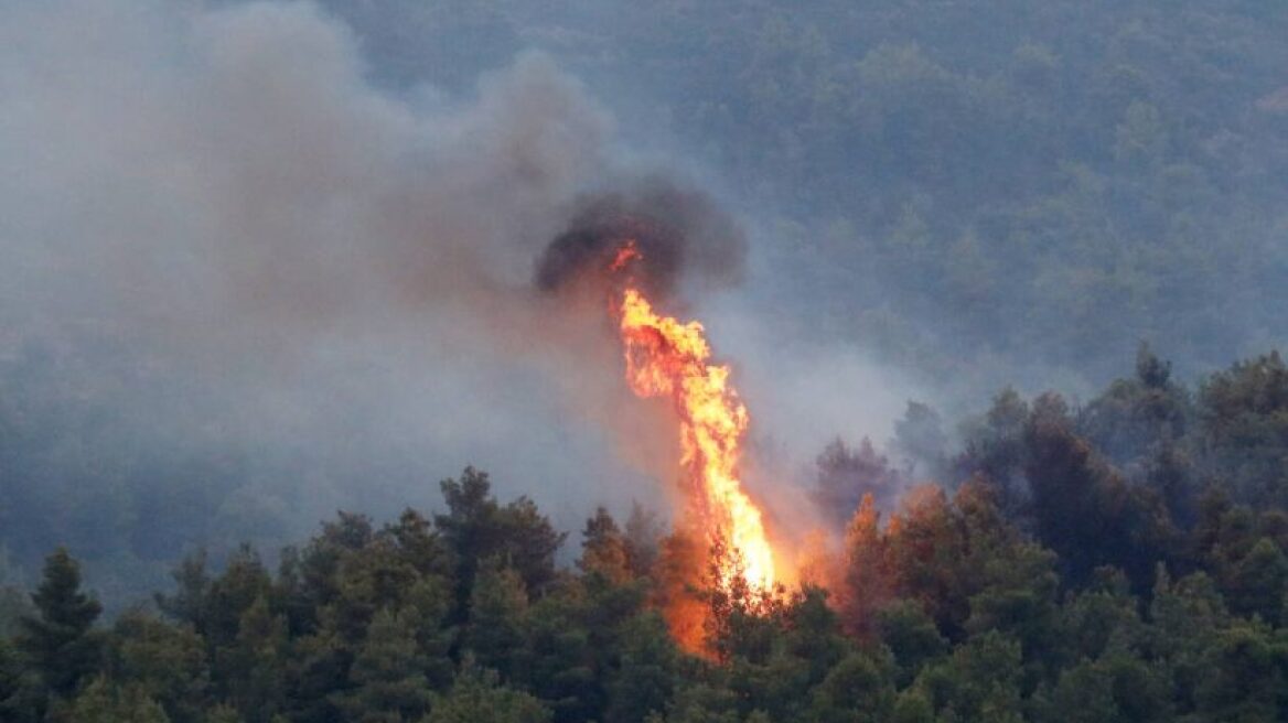 Σάμος: Υπό μερικό έλεγχο η φωτιά στο Ξεπαγιασμένο Αμπέλου