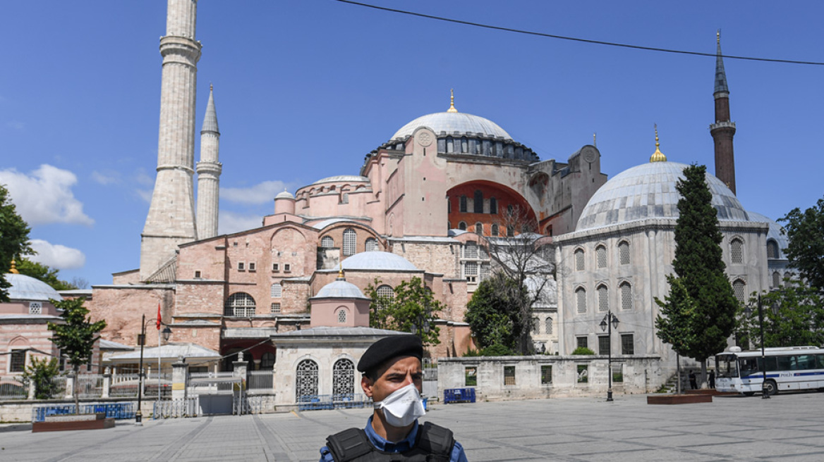 Αγιά Σοφιά: Η Τουρκία αποκλείει το κτήριο - Προετοιμασίες για μουσουλμανική προσευχή