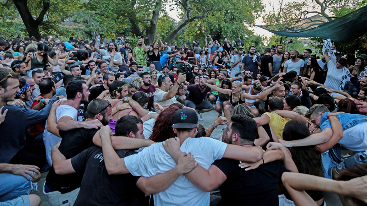 Πανηγύρια: Στο τραπέζι η απαγόρευσή τους λένε Παπαθανάσης και Σύψας