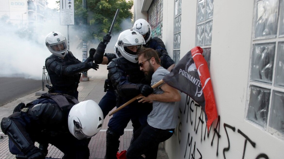 Επεισόδια έξω από την ΑΣΟΕΕ - Τρεις συλλήψεις 