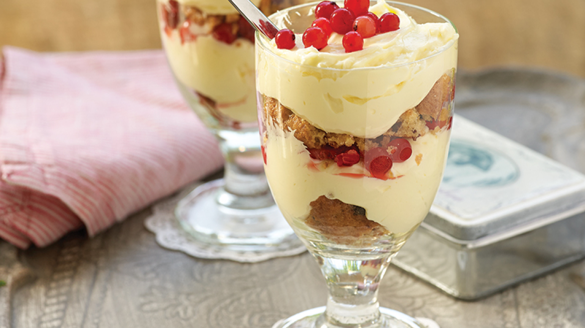 Trifle με cookies βρώμης, κρέμα και κόκκινα φρούτα