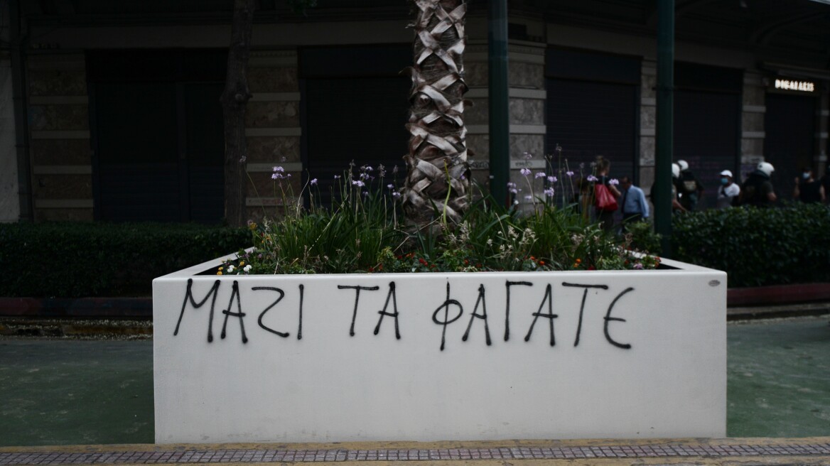 «Στόχος» για συνθήματα έγιναν ξανά οι ζαρντινιέρες του «Μεγάλου Περιπάτου» - Δείτε φωτογραφίες