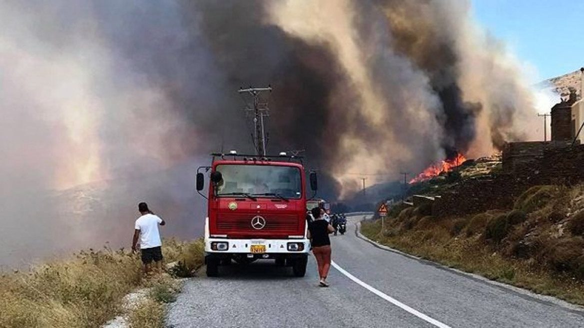 Φωτιά στην Άνδρο: Εκκενώθηκε ο οικισμός Καλαμάκι 