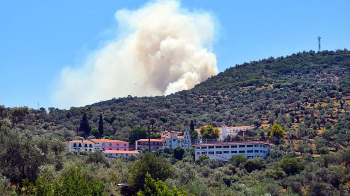 Φωτιά στη Μυτιλήνη: Μαίνεται για δεύτερη μέρα στα βουνά της Θέρμης