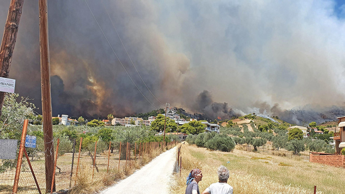 Φωτιά στις Κεχριές Κορινθίας: Απειλούνται σπίτια - Συναγερμός για το στρατόπεδο