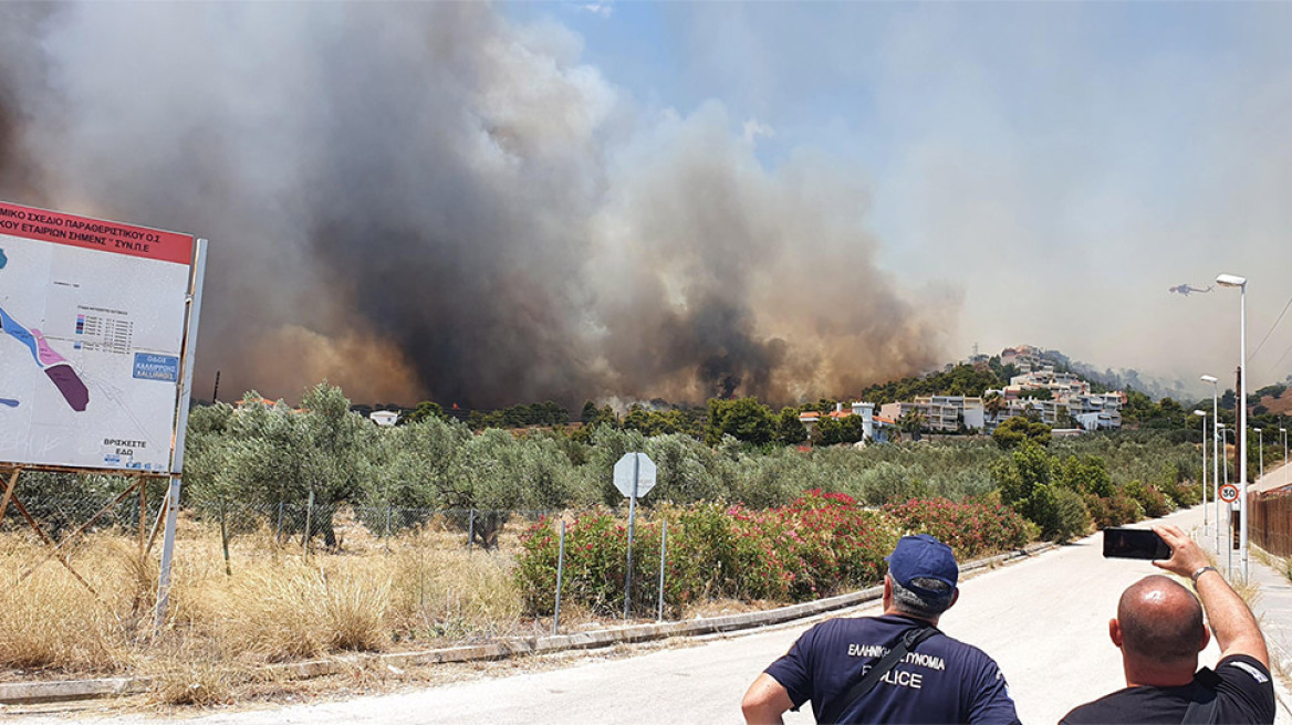 Μαίνεται ανεξέλεγκτη η φωτιά στην Κορινθία - Εκκενώθηκε και πέμπτος οικισμός